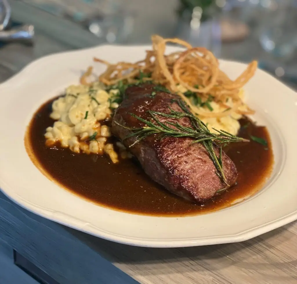 Rosa gebratenes Rind mit Spätzle und Jus – Küche Wirtshaus Strasser