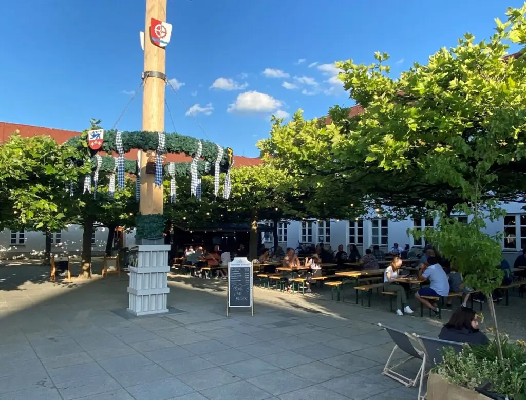 Wirtsgarten unter Platanen im Sommer